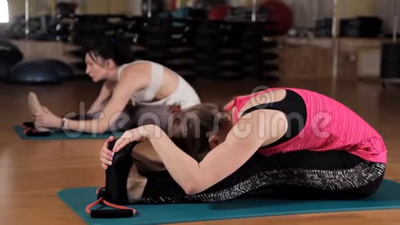 年轻女孩在垫子上做瑜伽练习健康生活方式和运动的概念一系列练习视频的预览图