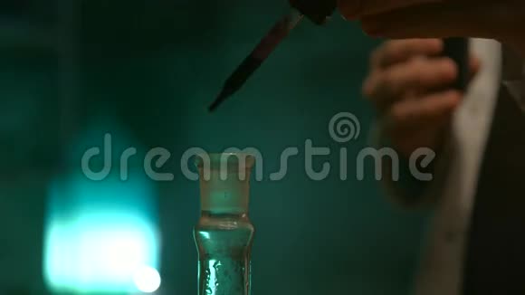 奇怪的科学家把一滴液体滴在瓶子里视频的预览图
