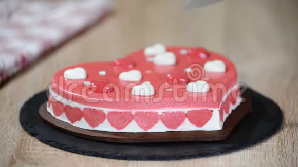 以心的形式为情人节蛋糕切一块摩丝蛋糕视频的预览图