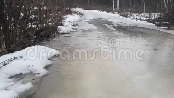 春天把一条小河洒在乡村的道路上视频的预览图