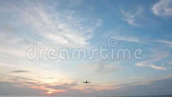 4K飞机在日落或日出降落视频的预览图