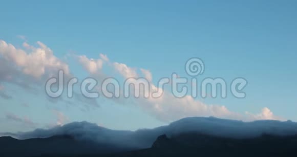 黄昏时群山笼罩在云层中视频的预览图