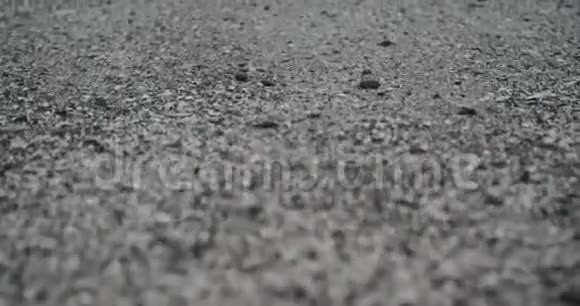 灰色海滩特写拍摄的视频一个男人有一个冥想时间旁边的海岸在一个下雨天视频的预览图
