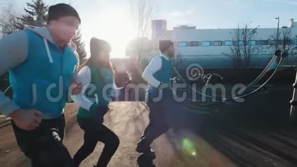 年轻人在运动场跑步侧视慢动作视频的预览图