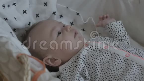 摇篮里睡不着的宝宝视频的预览图