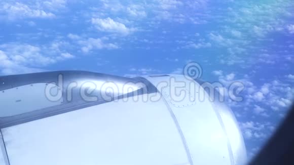 引擎飞机在蓝天的蓬松的云层中飞行从飞行飞机到涡轮的蓝天和白色景色视频的预览图