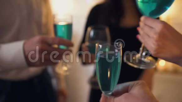 朋友们一起喝着蓝色鸡尾酒玩得开心一起享受聚会时光视频的预览图