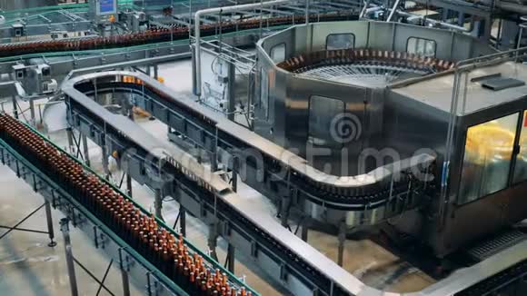 工厂内部设施许多瓶子在一家啤酒厂排队俯视视频的预览图