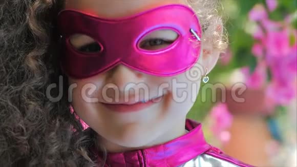 美丽的小女孩在超级英雄服装特写肖像儿童在面具的英雄视频的预览图