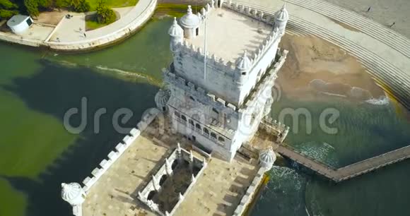 以里斯本为背景在塔格斯河的一个小岛上建造了贝伦塔葡萄牙视频的预览图