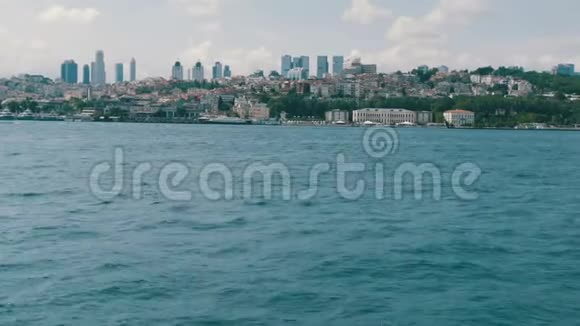 土耳其伊斯坦布尔2019年6月12日环绕在海边的青山上的豪华住宅区视频的预览图