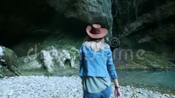 年轻美丽的高加索女孩旅行者正沿着一个热带洞穴行走受大自然之美的启发寻找视频的预览图