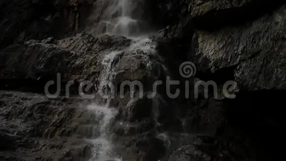 小瀑布来自低山的山河强大的溪流流过石头慢动作视频的预览图