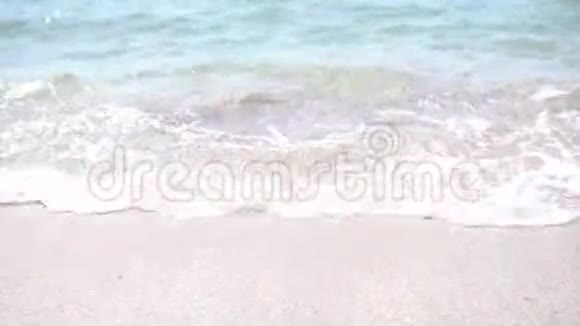 波浪在沙滩上滚上岸慢慢地消失4k视频的预览图