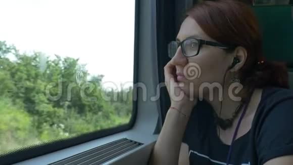 戴眼镜的女孩乘火车旅行视频的预览图