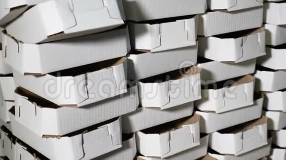 一堆纸箱在仓库里放在一起行业概念一堆纸板箱4k视频的预览图