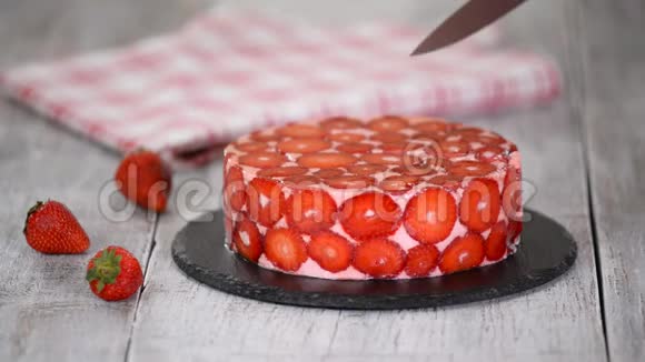 白色背景上的自制草莓老鼠蛋糕视频的预览图