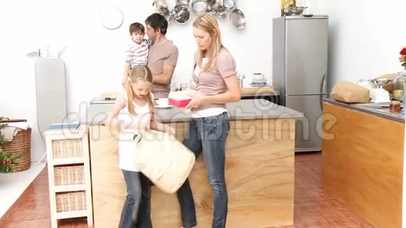 妈妈在厨房给女孩吃学校午餐视频的预览图