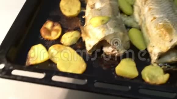 在桌子上烤一下自制新鲜食物热菜美味健康的炸鱼和薯条在烤箱里塞满了视频的预览图