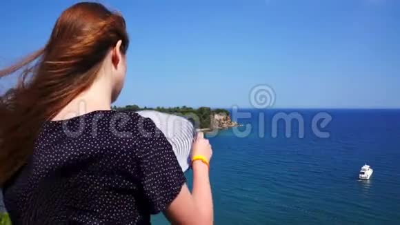 红头发的女孩从地中海的一座小山上看在法塞利斯有一艘游艇古莱西亚之城土耳其视频的预览图