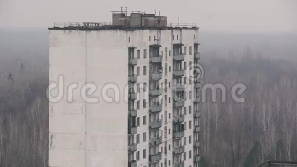 乌克兰普里皮亚特省切尔诺贝利废弃公寓楼视频的预览图