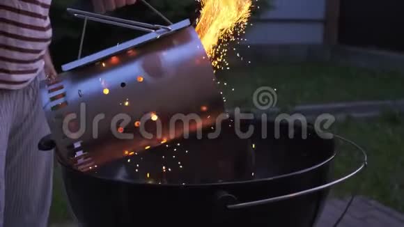 男人用发酵剂点燃烧烤很多火花和火近点视频的预览图