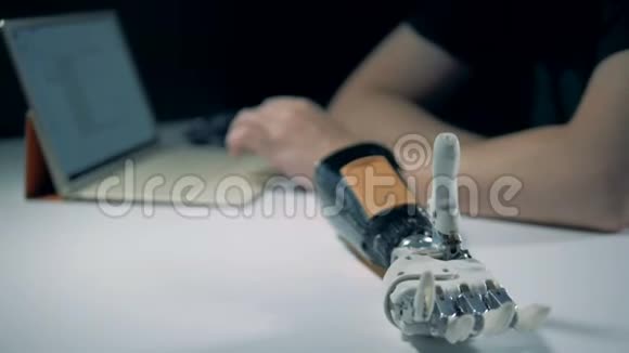 机械臂的设置由笔记本电脑调节视频的预览图