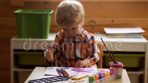 幼儿绘画工具油漆调色板刷子和纸儿童绘画学龄前儿童玩具视频的预览图