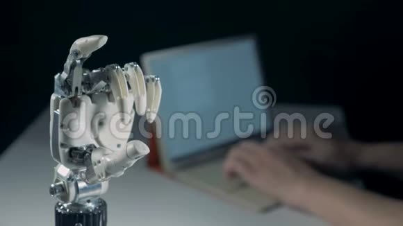 机器人手臂的手指在做一个好的手势视频的预览图