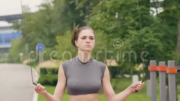 夏季公园户外运动用跳绳的运动员视频的预览图