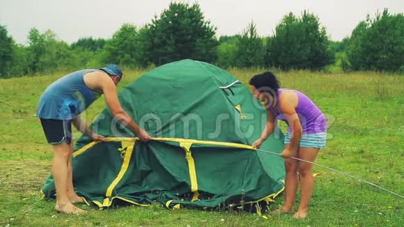 一男一女在帐篷的布上插入一条金属弧视频的预览图