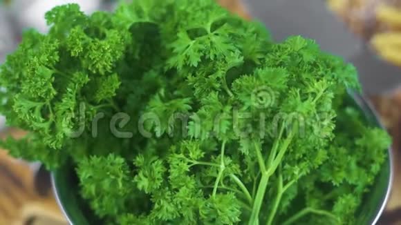 新鲜的绿色欧芹放在金属碗里用来做蔬菜沙拉的欧芹素食的生草和绿叶视频的预览图