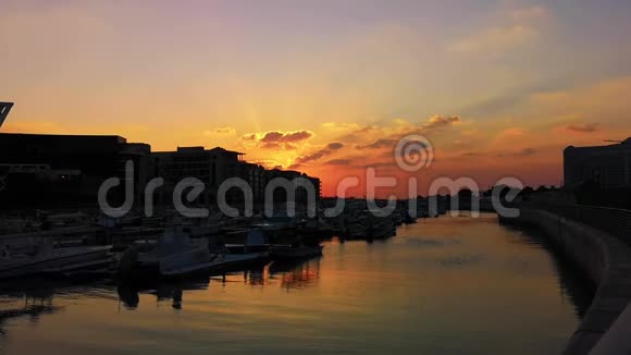 日落时分美丽的海滨游船和现代公寓大楼令人放松的景色阿布扎比AlBateen视频的预览图