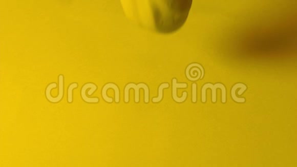 黄色油漆倒入黄色表面视频的预览图