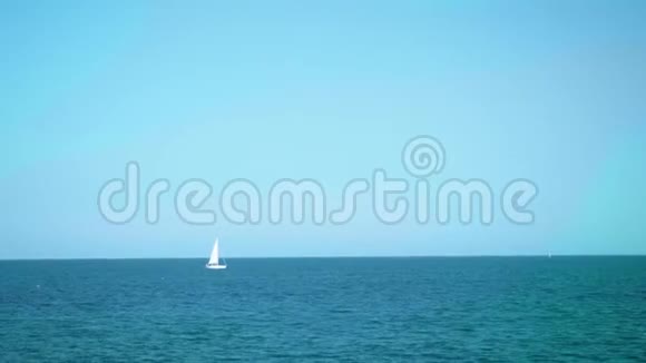 白色游艇在海上航行从奇妙的移动火车视频的预览图