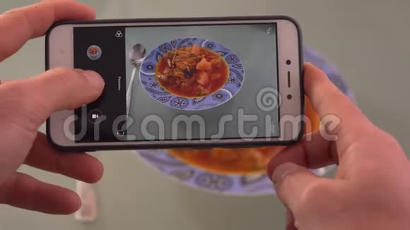 用手机在一家餐馆拍照用手机在一家餐馆拍汤山药汤视频的预览图