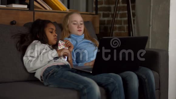 多种多样的儿童在笔记本电脑上看电视节目视频的预览图