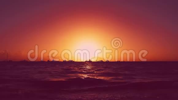 海滩上的艺术日落带着游艇和船在海面上的红色日落视频的预览图
