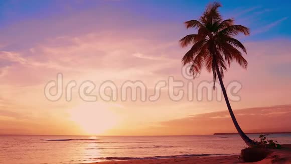橙色云彩和蓝天中的黄色太阳在海海上日落旅费视频的预览图