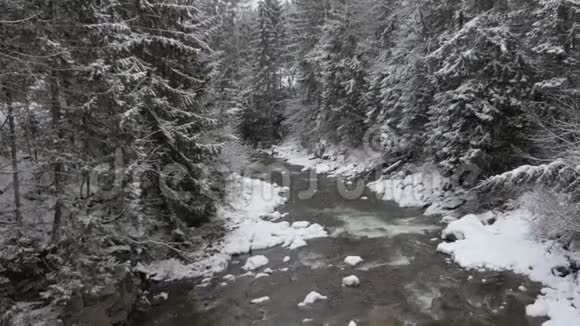 在喀尔巴阡山脉的大雪下高速的水流在高高的十字路口之间视频的预览图
