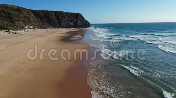 日落在海滩普拉亚格兰德葡萄牙美丽的日落在葡萄牙海滩普拉亚格兰德在葡萄牙普拉亚海滩视频的预览图