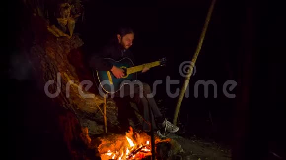 那个人坐在火炉旁弹吉他视频的预览图