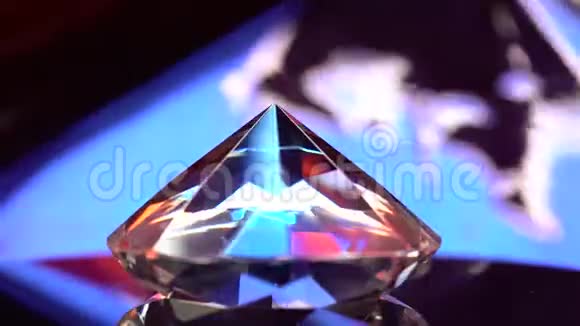 钻石闪耀着高光因为它是多方面的透明的视频的预览图