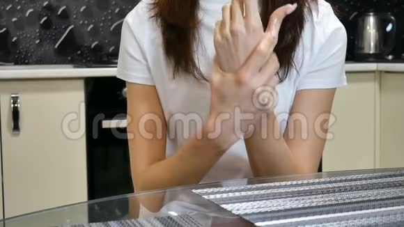 女性手在家里放有营养的奶油手部护肤理念视频的预览图