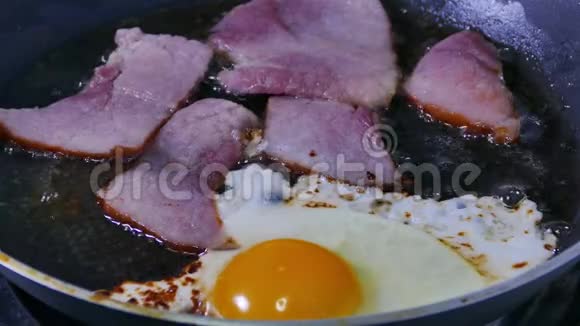 煎锅上的火腿和鸡蛋加上调味料视频的预览图