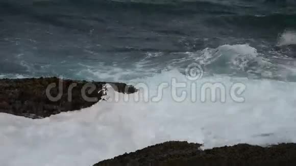 波浪在岩石上飞溅视频的预览图