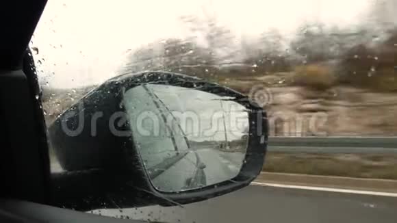 汽车行驶时靠近侧镜视频的预览图
