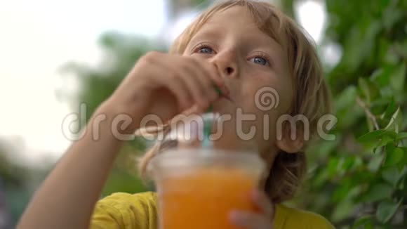一个小男孩在街头市场吃美味的煎饼的特写镜头街头美食概念视频的预览图