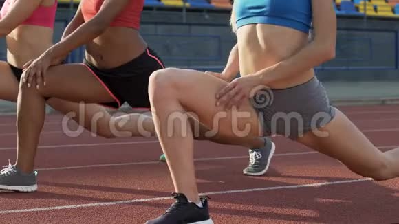 跑马拉松前运动女孩在奔跑精神抖擞视频的预览图