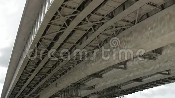 河上大桥的底部景色视频的预览图